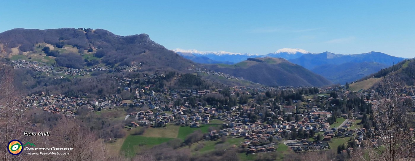75 Dal tempietto della Madonna del Perello vista alla luce meridiana dell'altopiano Selvino-Aviatico e dei suoi monti.jpg